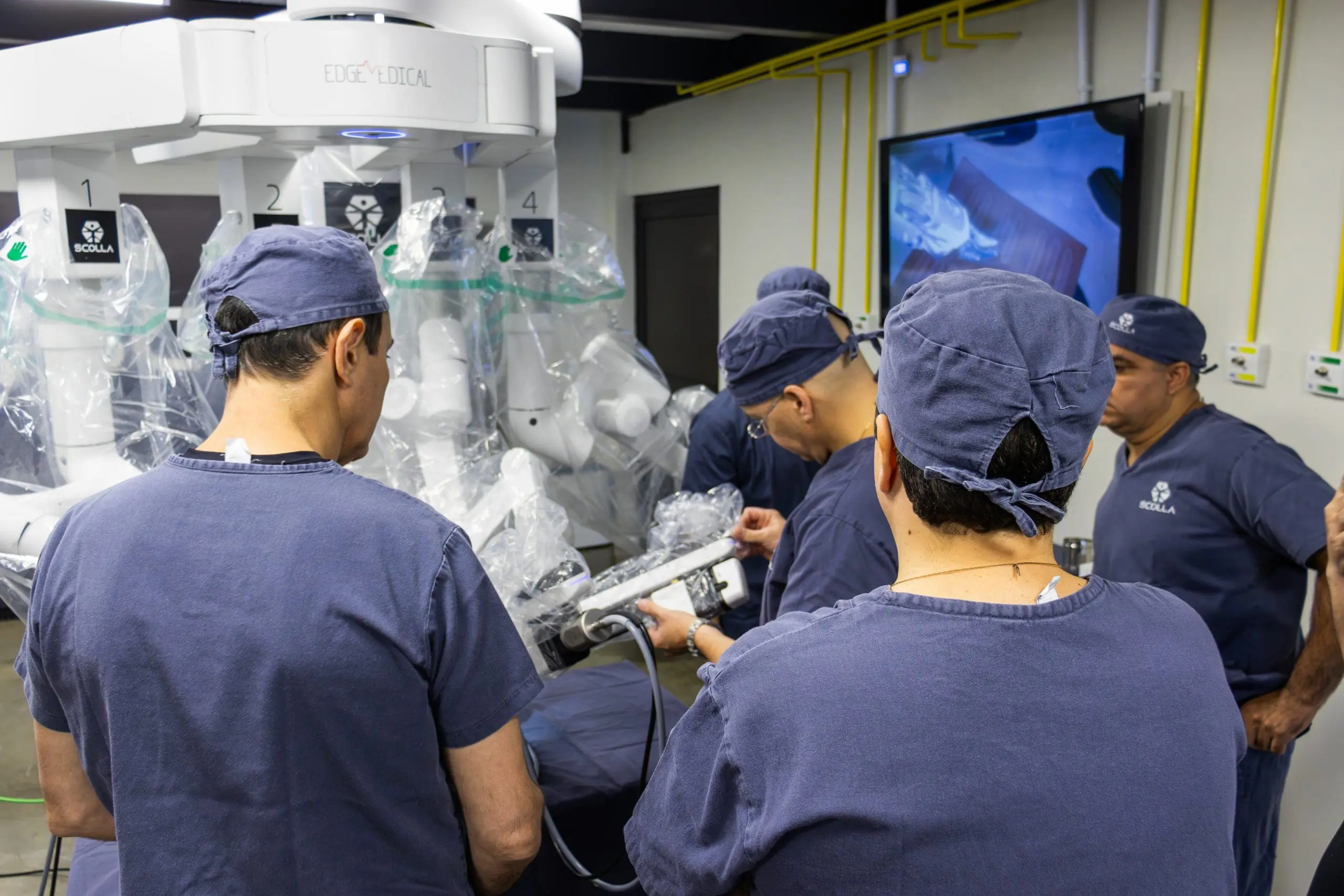 [Imagem de cirurgia robótica em andamento]